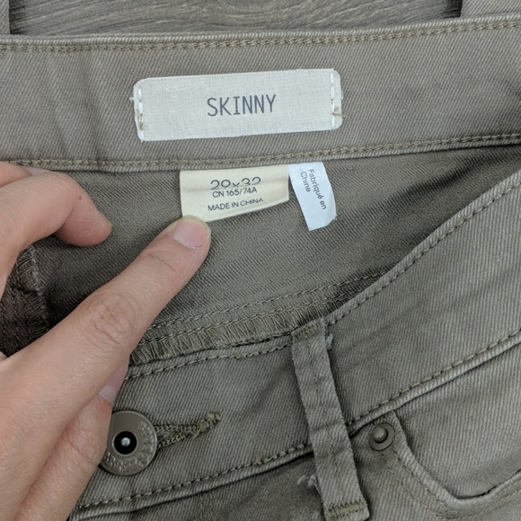 H&M Skinny Jeans 💕2/$30💕 | 29x32 - Picture 3 of 4